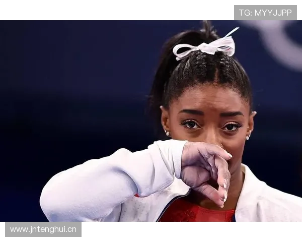 你知道西蒙·拜尔斯私底下怎么喝咖啡吗，跟训练场上一点都不一样！