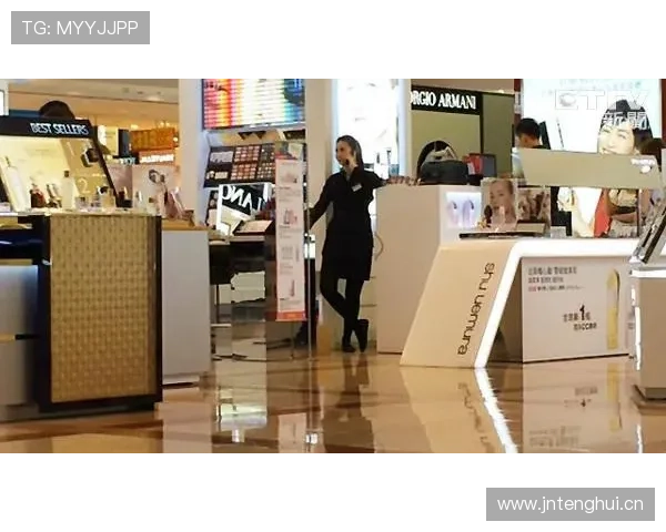 施洋训练完直接去奢侈品店刷卡，柜姐以为他是陪练的